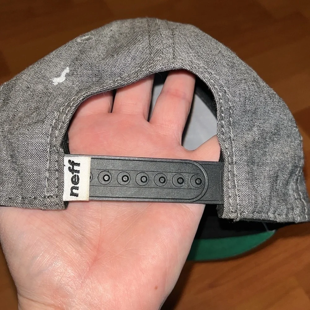 Neff men’s black and gray snap back cap one size fits most
